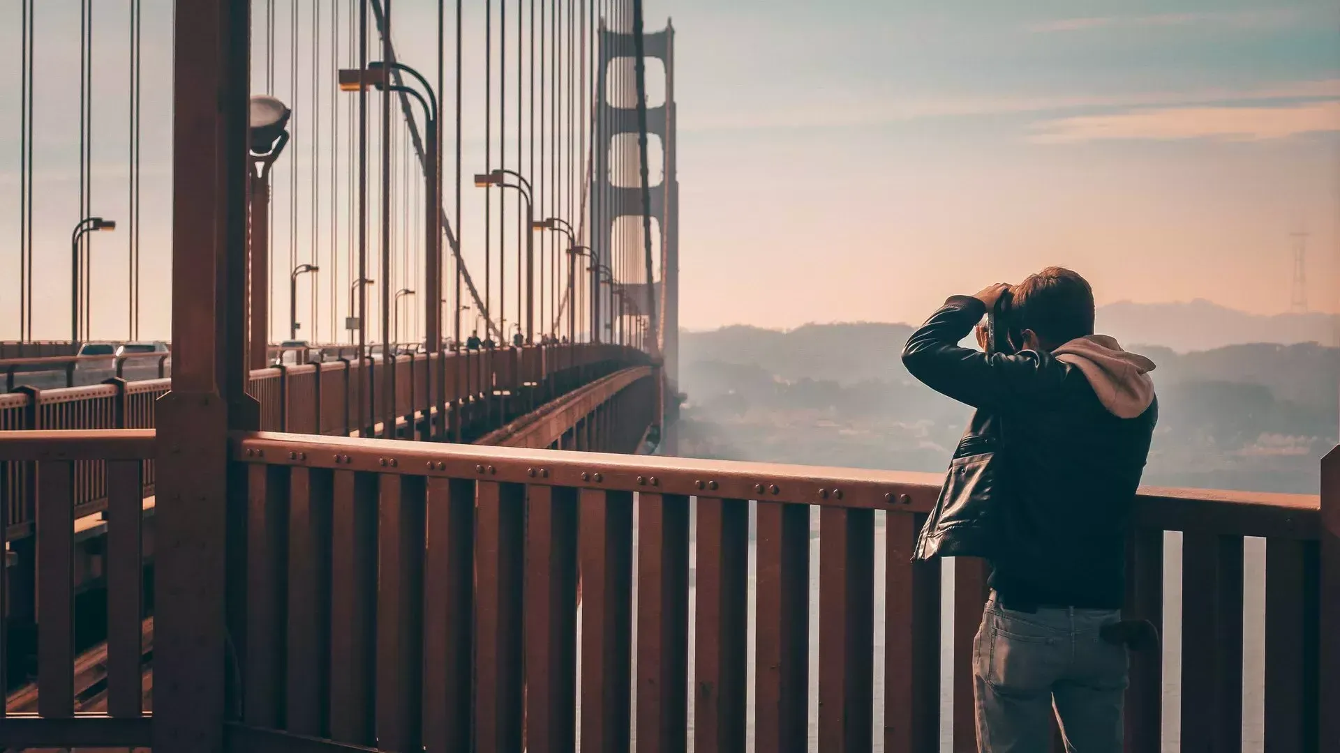 Un homme prend des photos sur le Golden Gate Bridge