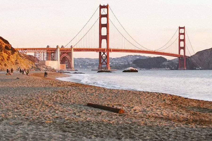 La plage Baker Beach de San Francisco est photographiée avec le Golden Gate Bridge en arrière-plan