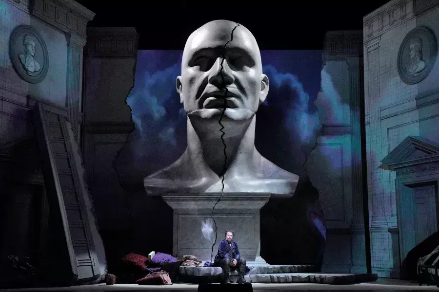 Un gigantesco busto di un uomo incombe su due attori sul palco di una produzione di Don Giovanni a San Francisco.