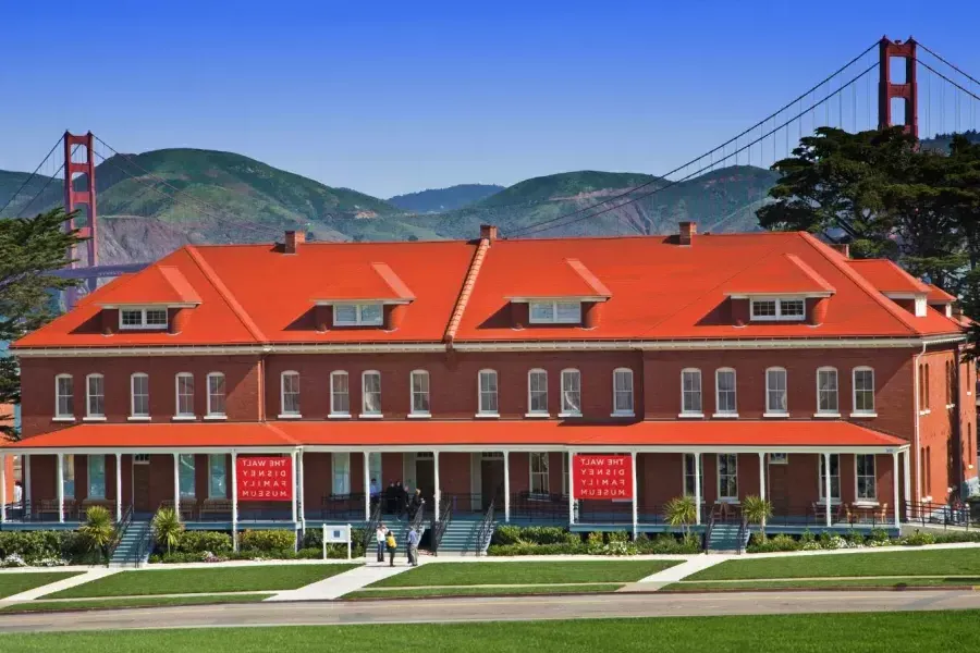 Il Walt Disney Family Museum, ospitato in una fila di ex caserme in mattoni rossi, si trova di fronte al Golden Gate Bridge. San Francisco, California.