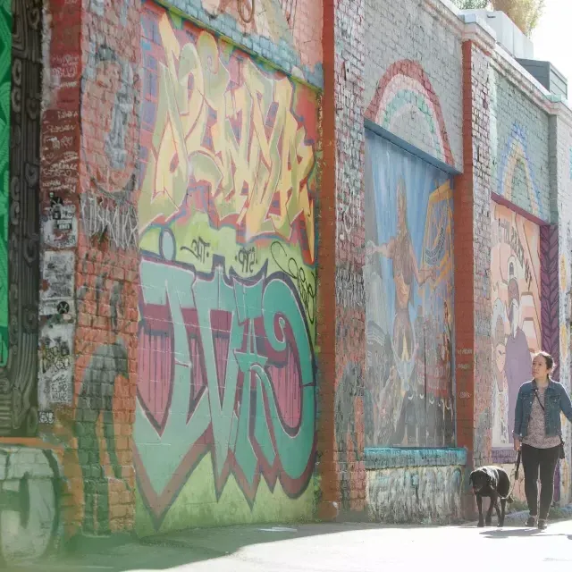 Un couple marchant dans Balmy Alley dans la Mission.