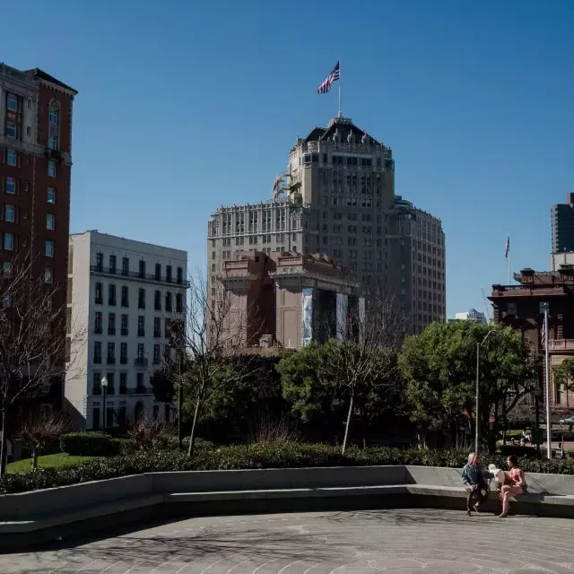 Nya Cruz sentada em Nob Hill.